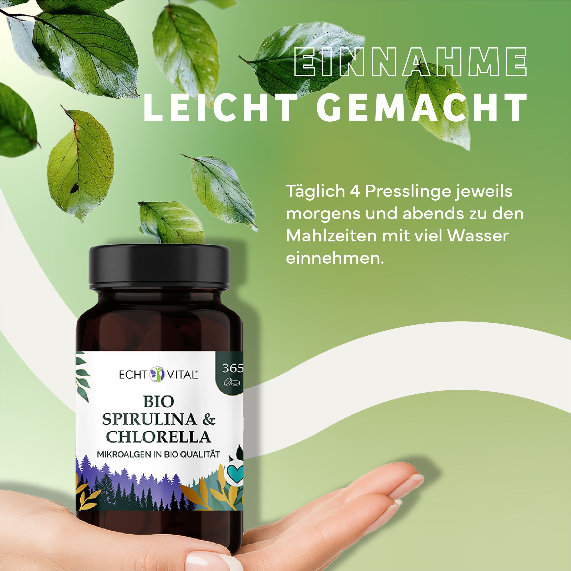 Braune Flasche mit schwarzem Deckel. Aufschrift: BIO Spirulina & Chlorella. Flasche wird von Hand gehalten. Text: Einnahme leicht gemacht.