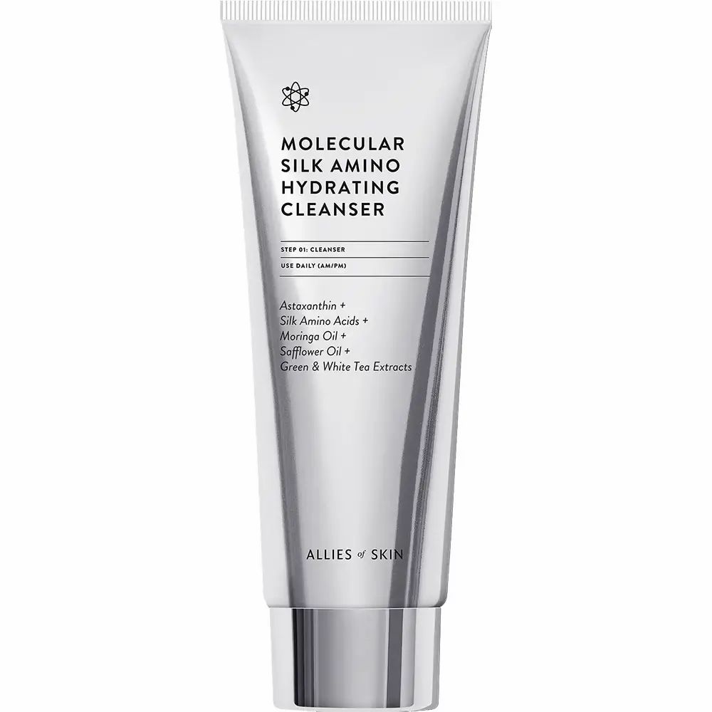 Silberfarbene Tube mit weißem Deckel. Aufschrift: MOLECULAR SILK AMINO HYDRATING CLEANSER. Marke: ALLIES OF SKIN.