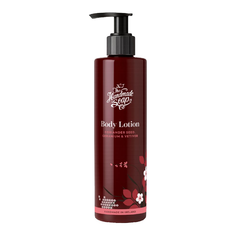 Dunkelrote Flasche mit schwarzem Pumpverschluss. Aufschrift: Body Lotion, Koriandersamen, Geranium & Vetiver. Handmade in Ireland.