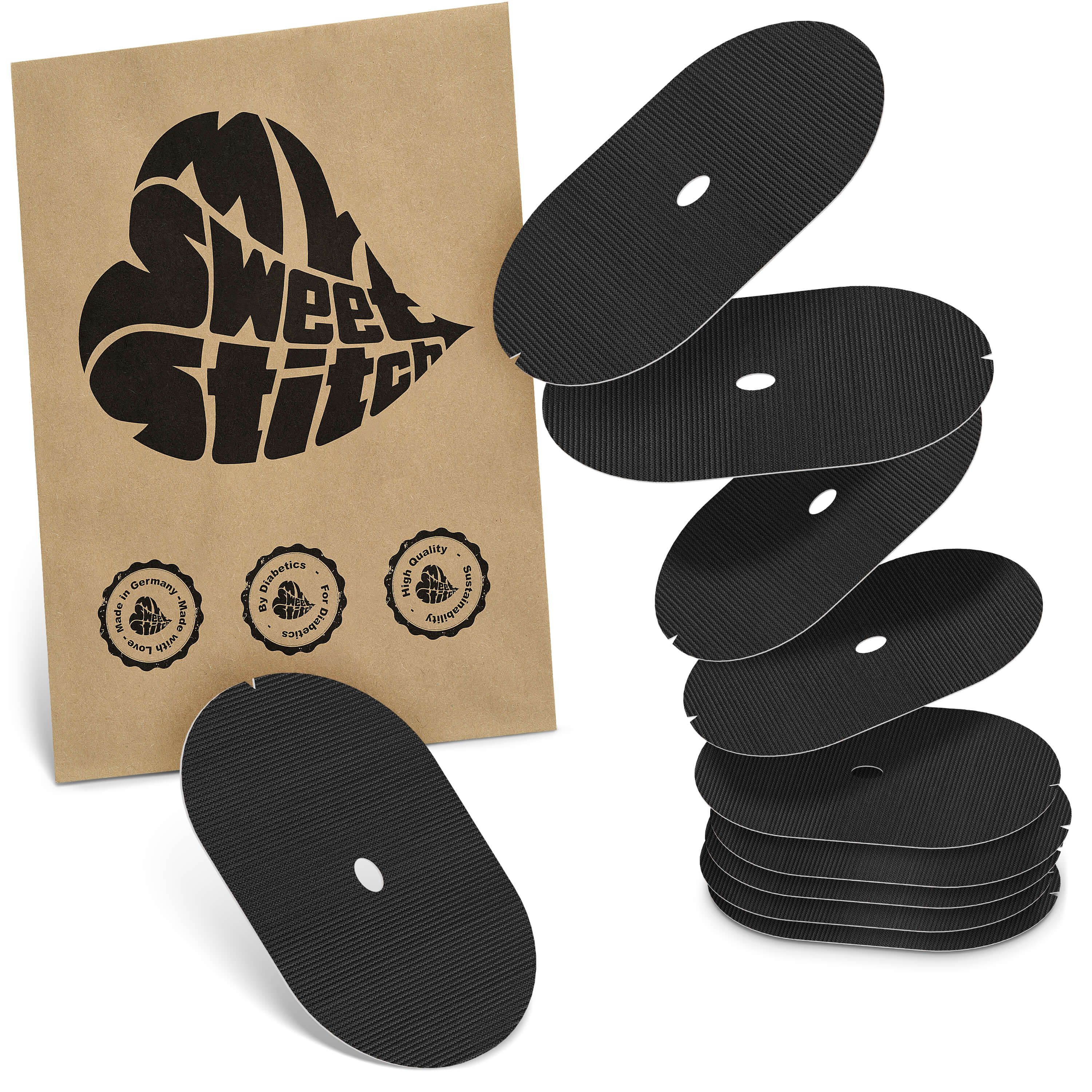 Braune Papiertüte mit Logo. Schwarze, ovale Pflaster mit Loch. Mehrere Pflaster gestapelt.