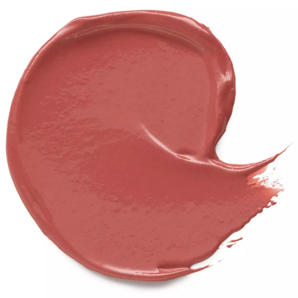 Ausgestrichene Lippenstiftfarbe in Nude-Ton. Runde Form, glatte Textur. Auf weißem Hintergrund.