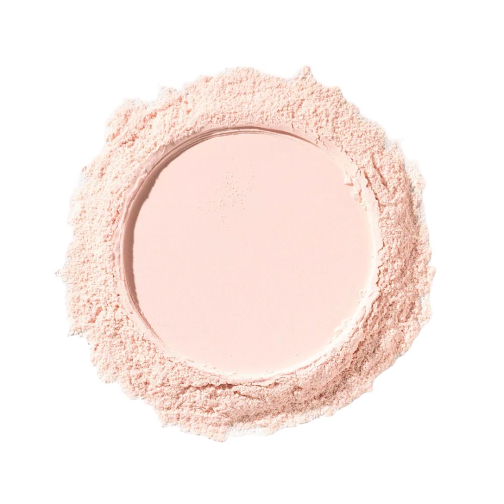 Haufen loses Puder. Rosa-beige Farbton. Runde Form. Umrandet von Puder. Hintergrund weiß.
