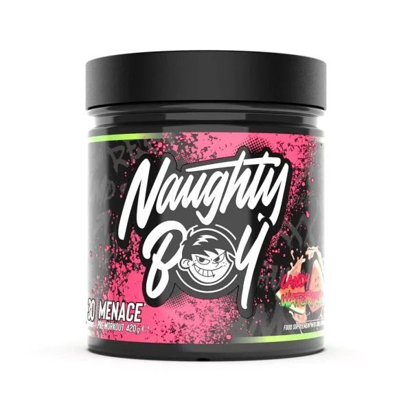 Schwarzer Behälter mit pinkfarbenem Spritzer-Design. "Naughty Boy"-Logo und "NB Menace"-Text. Pre-Workout-Nahrungsergänzungsmittel.