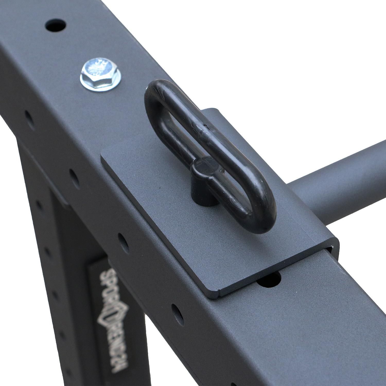 Detail des Half Racks. Schwarzes Metall mit Öse und Schraube. Öse zur Befestigung. Lochreihe im Hintergrund.