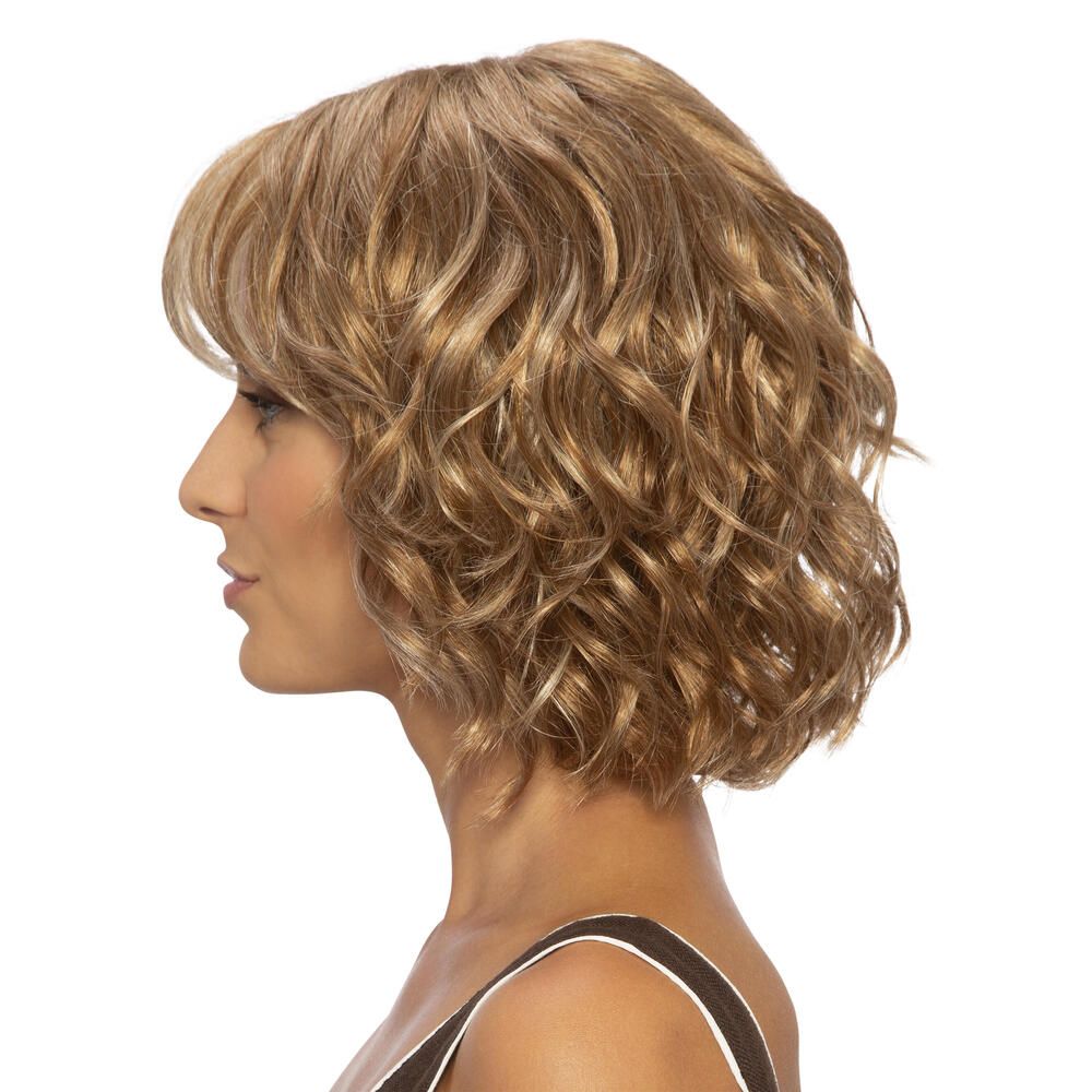 Perücke Capri, blond, gewellt, mit Pony. Seitenansicht einer Frau mit Perücke. Schulterlange Haare.
