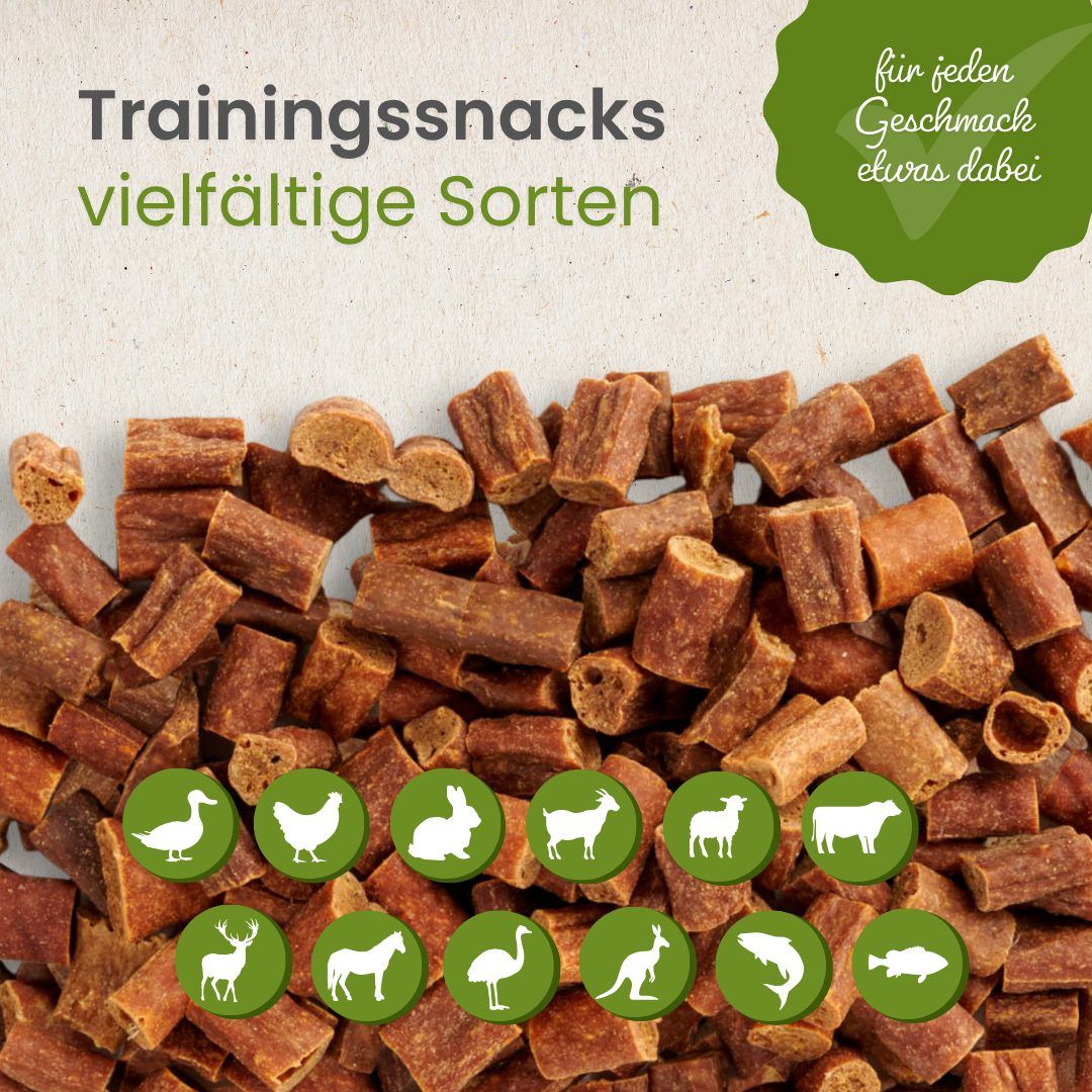 Ein Hund sitzt vor einem Stapel getrockneter Rinder-Labmagen-Streifen.
