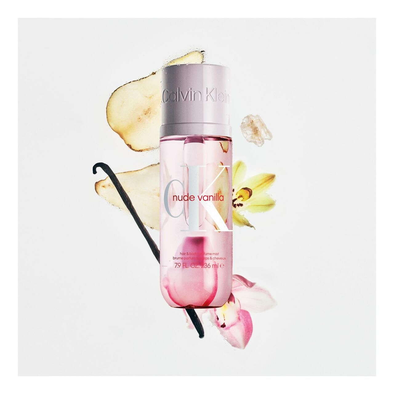 Rosa Flasche mit weißem Deckel, umgeben von Vanilleschote, Birne und Blüten. Aufschrift "nude vanilla".