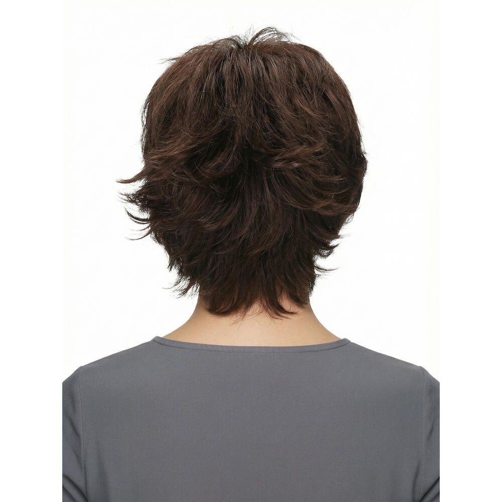 Kurzhaarperücke in Braun. Rückansicht. Kurzer, gestufter Schnitt.