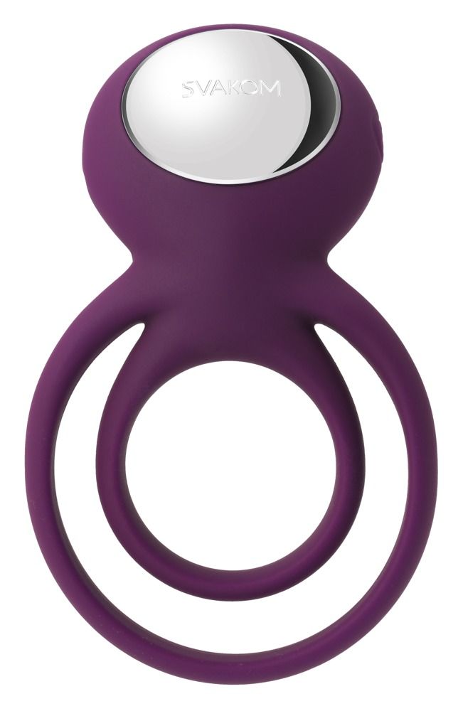 Lila Penisring mit zwei Ringen und Stimulator. Oberteil mit silberfarbenem Knopf. SVAKOM-Logo. Auf weißem Hintergrund.
