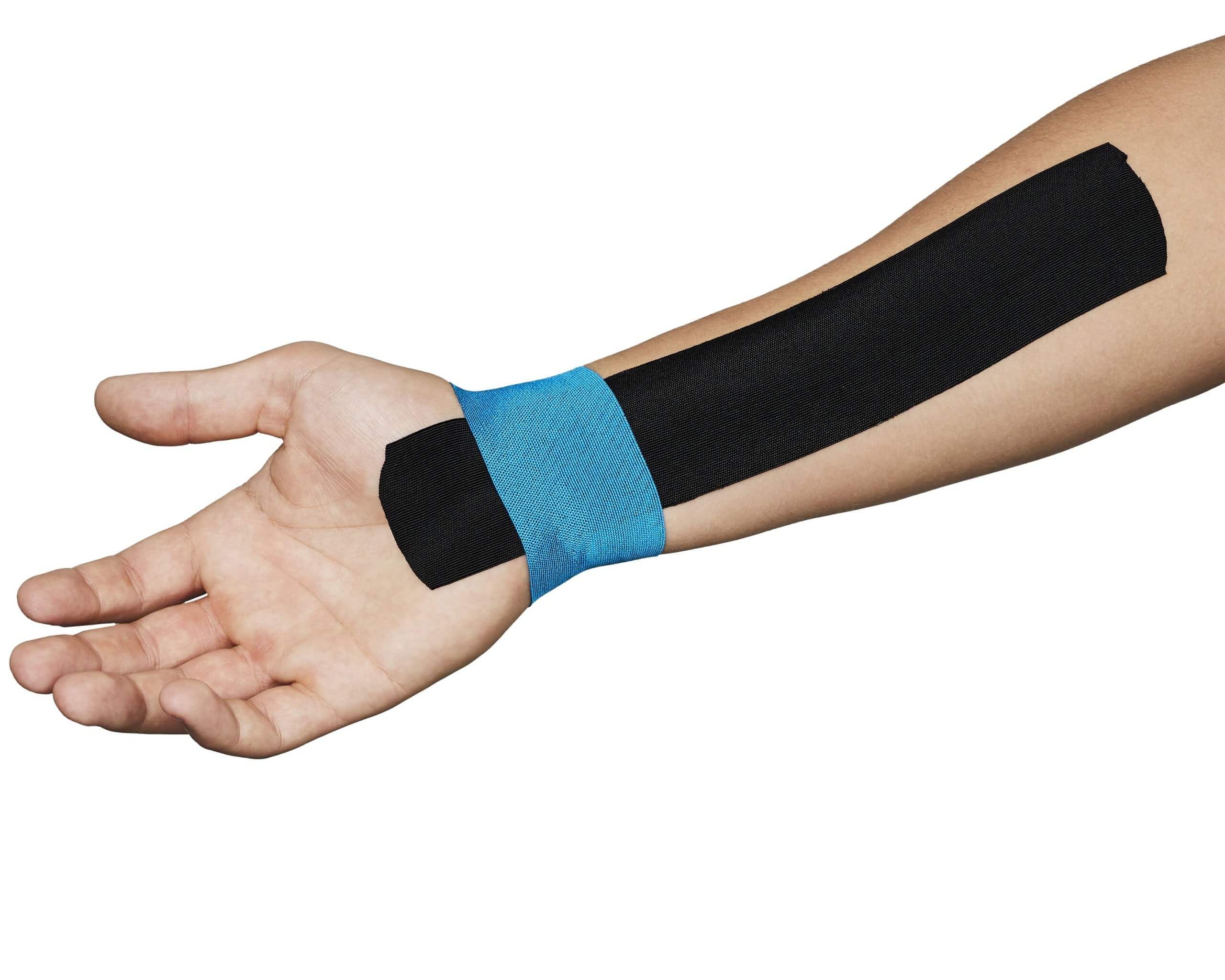 Schwarzes Kinesiotape und blaues Tape am Handgelenk und Unterarm. Hautfarbe sichtbar.