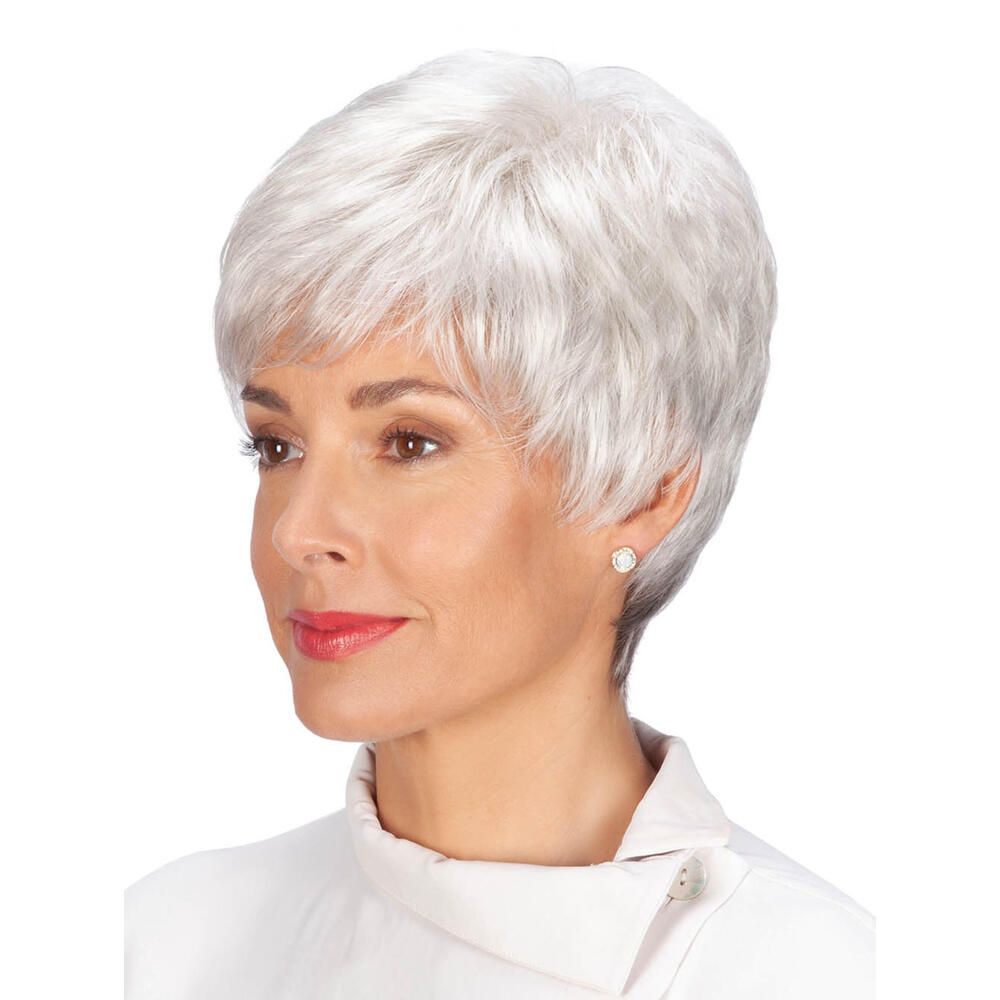 Kurzhaarperücke, graues Haar, Seitenansicht einer Frau. Sie trägt eine weiße Bluse. Ohrring.