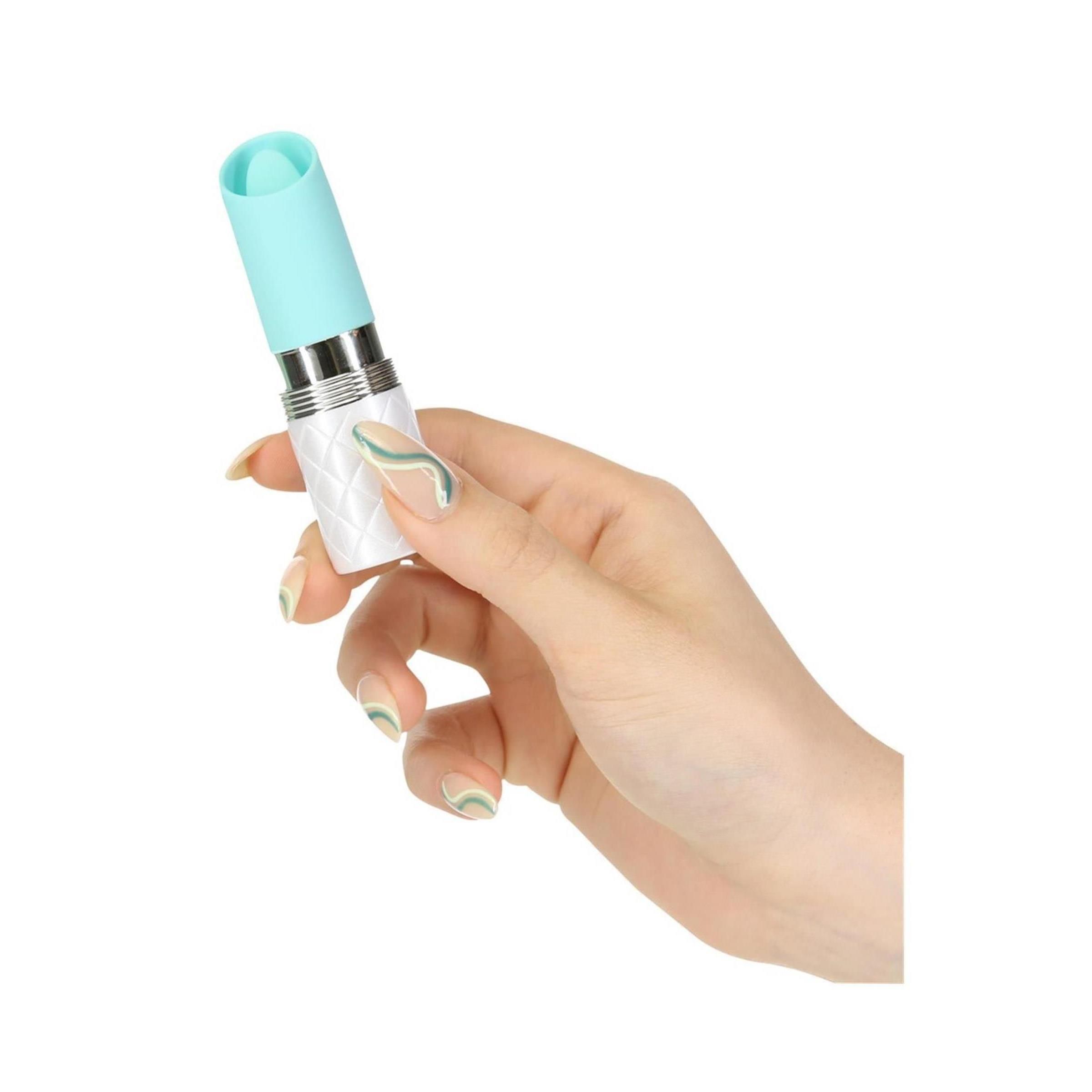 Weißes Gerät mit hellblauem Aufsatz und silbernen Akzenten. Das Gerät wird von einer Hand gehalten.