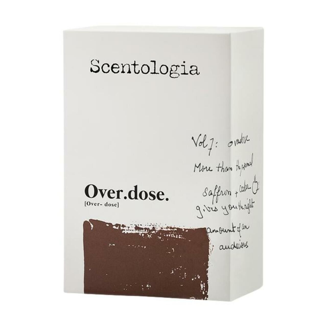 Weiße Verpackung mit "Scentologia" und "Over.dose.". Brauner Farbklecks und handschriftliche Notizen.