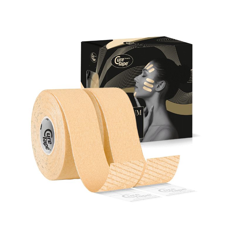 Rolle Tape, beige. Verpackung mit Produktabbildung. Aufschrift CureTape. Einige Streifen abgerollt.