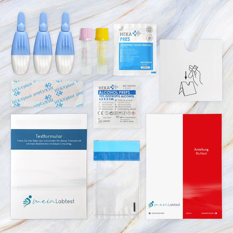 Testkit-Komponenten: Lanzetten, Röhrchen, Pflaster, Alkoholtupfer, Desinfektionstücher, Testformular, Beutel, Anleitung.