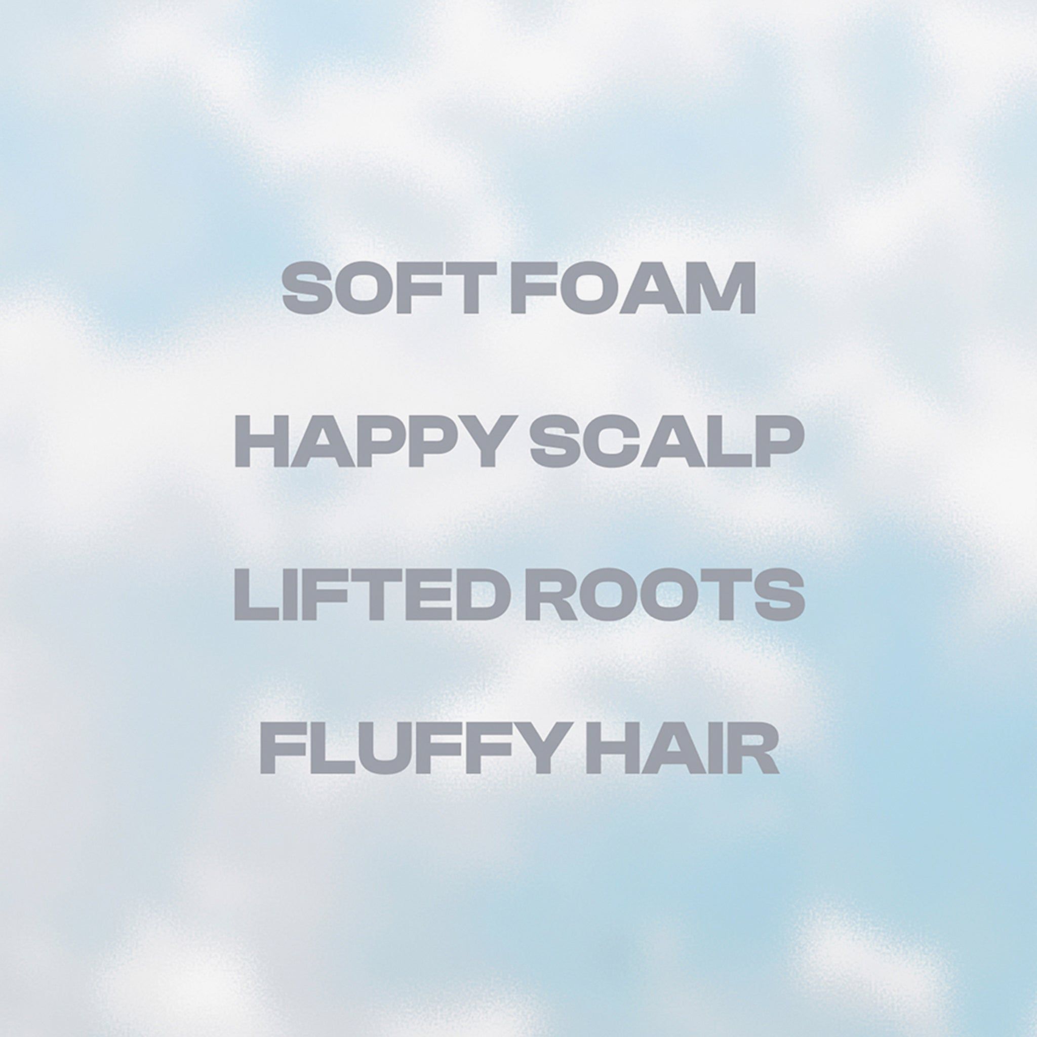 Text auf blauem Hintergrund: SOFT FOAM, HAPPY SCALP, LIFTED ROOTS, FLUFFY HAIR.