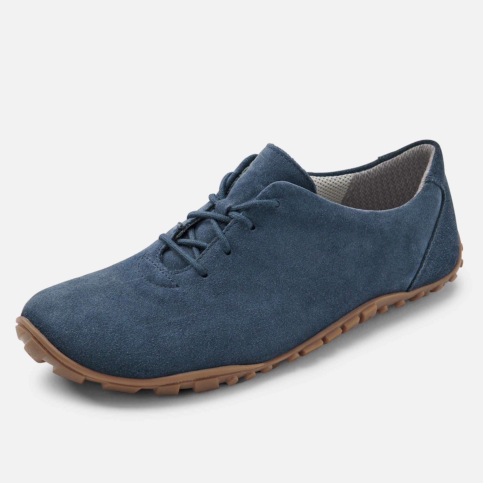 Blauer Schnürschuh mit brauner Sohle. Obermaterial aus Wildleder. Flache Sohle mit Profil. Hellgraues Innenfutter. Schuh von der Seite.