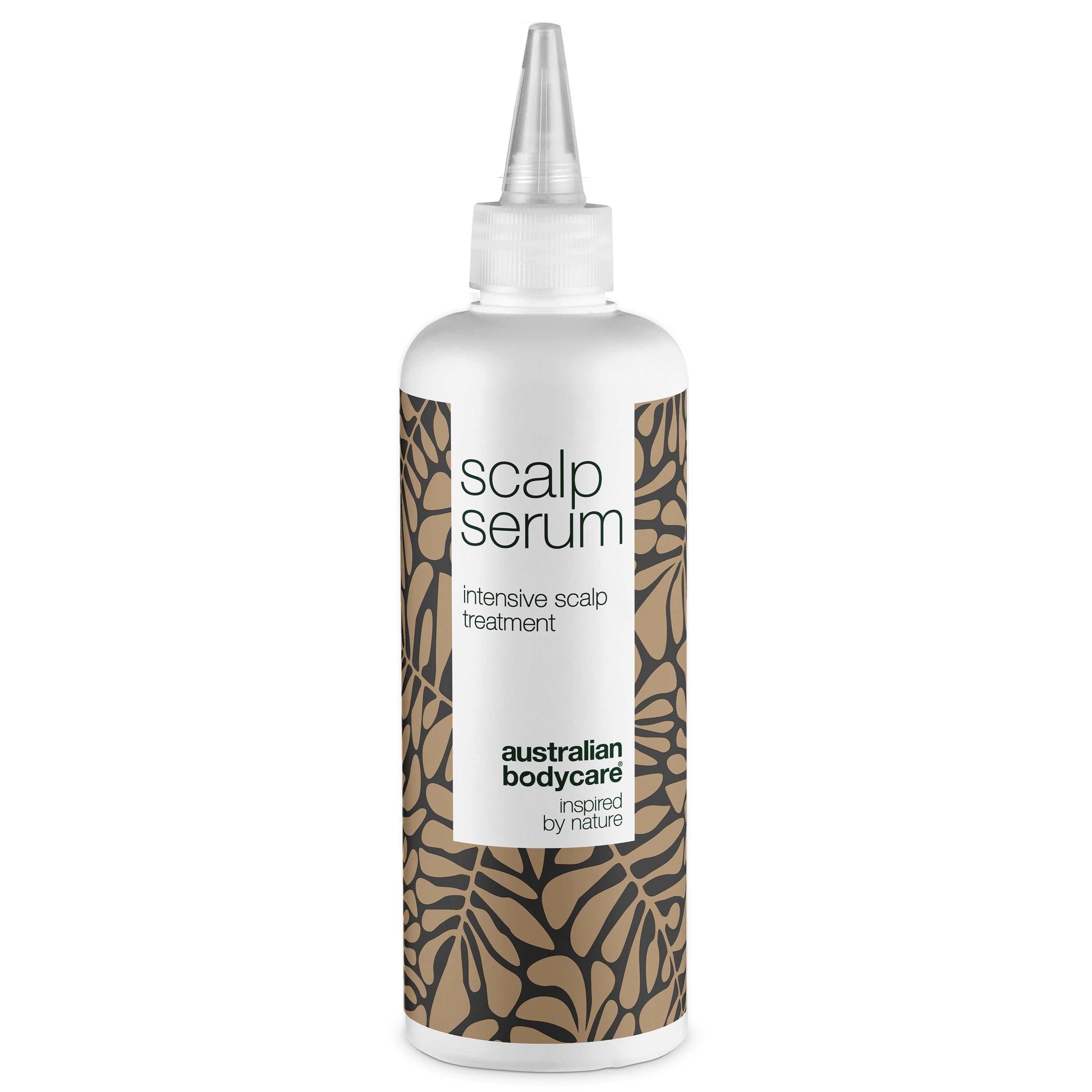 Flacone bianco con applicatore. Scritta: Scalp Serum, Intensive Scalp Treatment. Logo: Australian Bodycare.