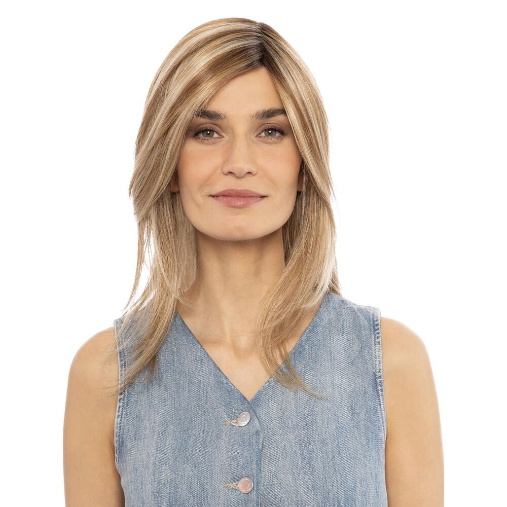 Perücke Anemone von Lofty. Blondes Haar mit dunklerem Ansatz. Frau mit Jeanshemd. Frontansicht.