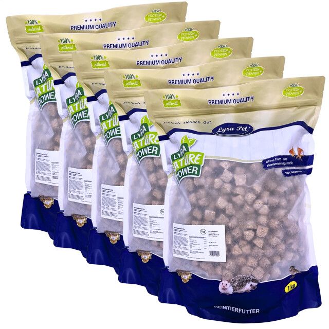 Mehrere Beutel Tierfutter, gefriergetrocknete Würfel. Aufschrift: Lyra Pet, Natur Power, Premium Quality, 100% natural. Aufdruck: Heimtierfutter.