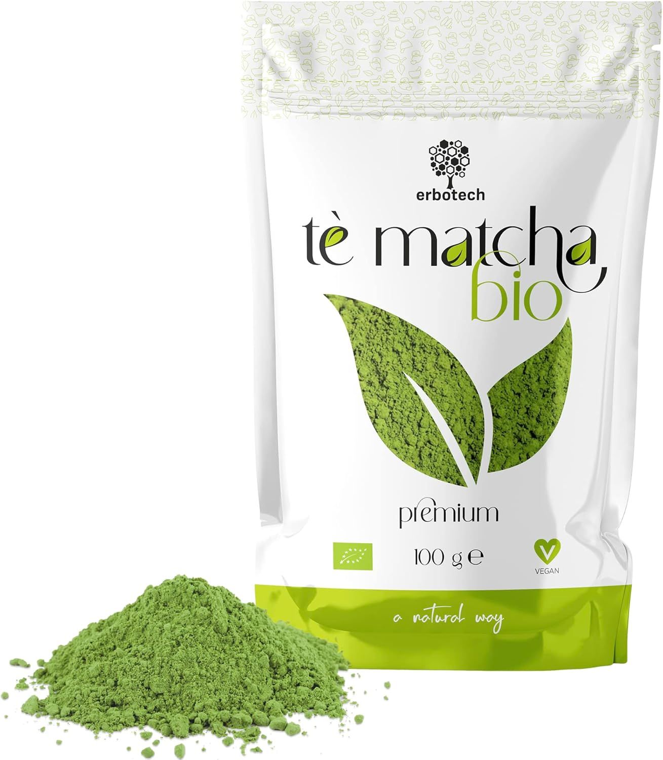Beutel mit grünem Pulver. Aufschrift: tè matcha bio, premium, 100 g. Bio-Siegel und Vegan-Logo.