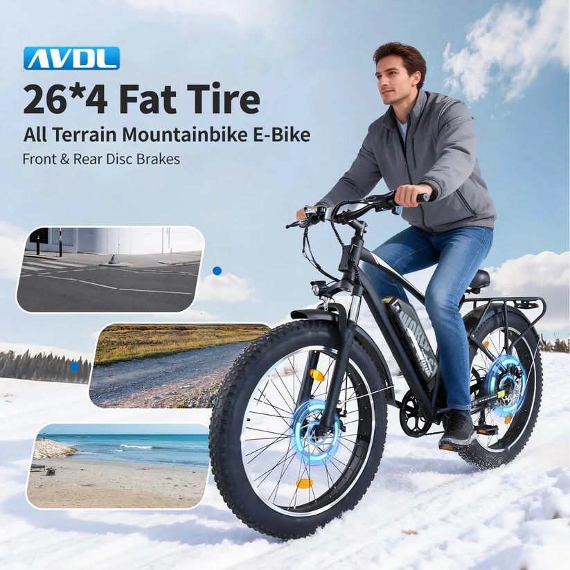 Mann fährt E-Bike. Text: 26*4 Fat Tire, All Terrain Mountainbike E-Bike, Front & Rear Disc Brakes. Szenen: Straße, Strand.