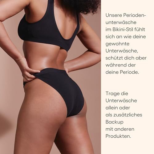 Person in schwarzem Bikini-Slip und BH. Text: Schützt während der Periode. Kann als Backup verwendet werden.