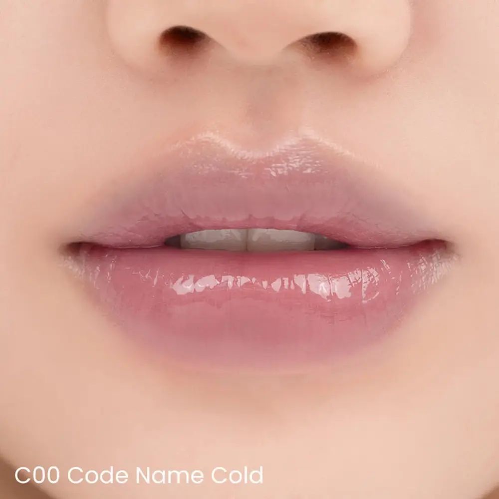 Nahaufnahme von Lippen mit glänzendem Lipgloss. Text: C00 Code Name Cold.