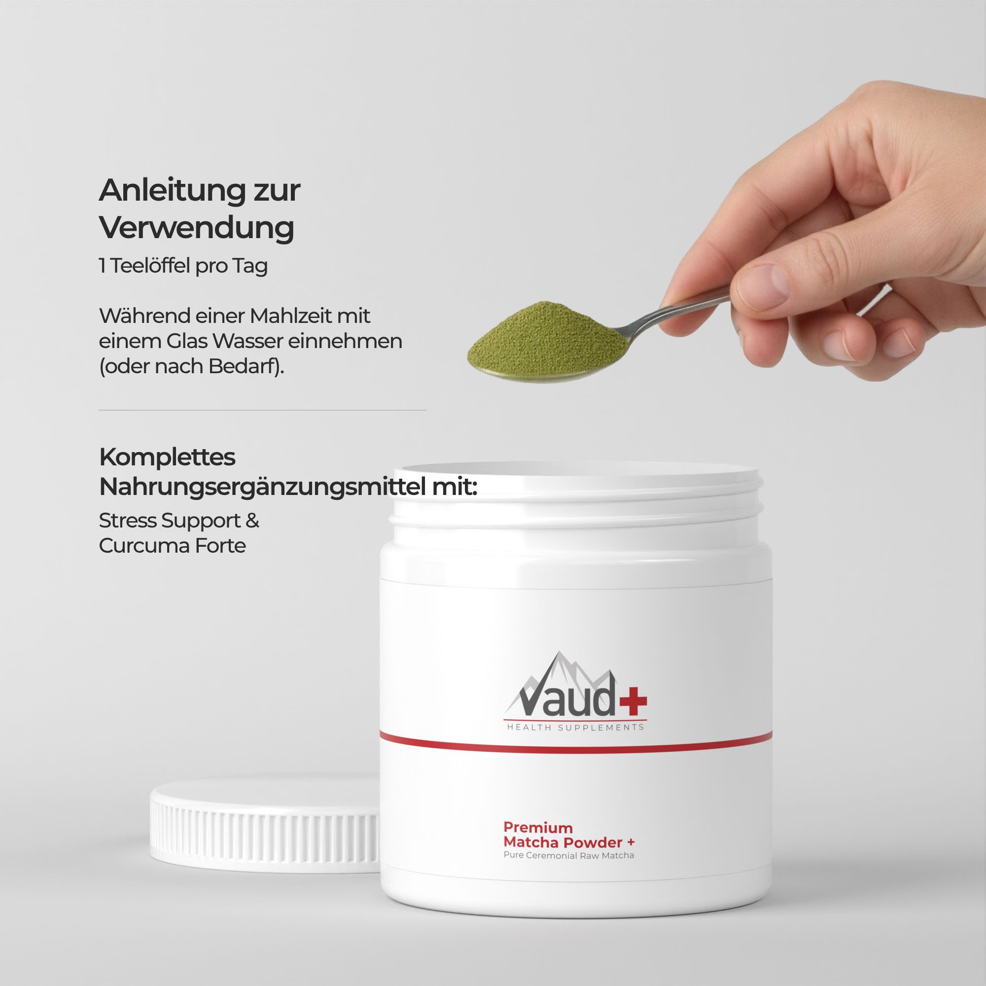Hand mit Löffel über Dose. Grünes Pulver. Text: Anleitung zur Verwendung. Nahrungsergänzungsmittel.