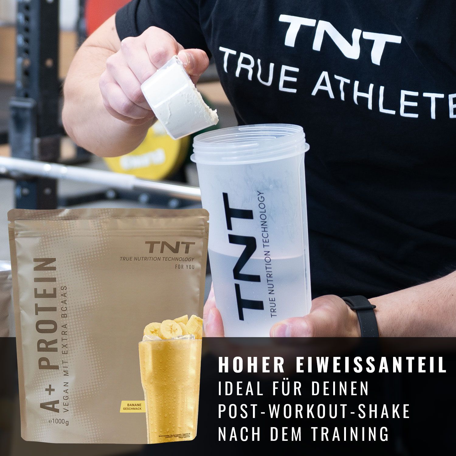 Person hält Shaker und Beutel TNT A+ Protein. Auf dem Beutel ist ein Shake abgebildet. Text: Hoher Eiweißanteil.