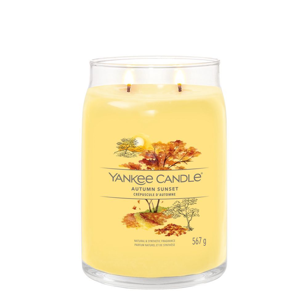 Duftkerze. Gelbes Wachs in Glasbehälter. Aufschrift: Yankee Candle Autumn Sunset. Gewicht: 567 g.