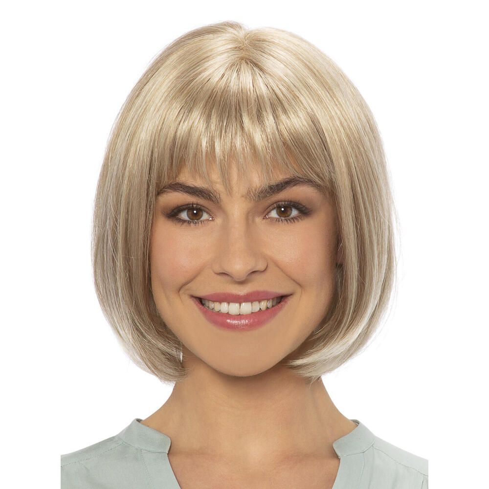 Blonde Perücke mit Pony. Kurzer, kinnlanger Bob-Schnitt. Frau mit Perücke, Blick in die Kamera.