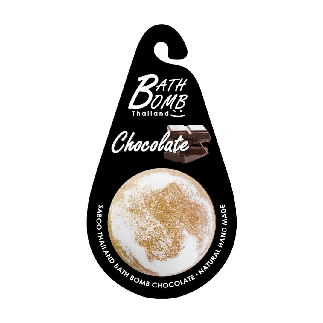 Schwarzes Etikett mit Bad Bombe, Schokolade. Runde Bombe mit goldener Oberfläche. Text: Bath Bomb Thailand, Natural Hand Made.