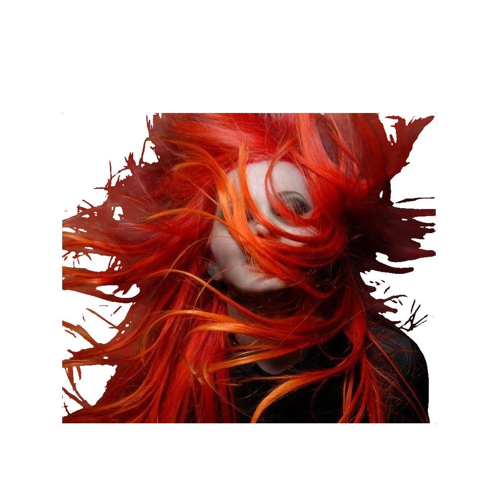 Frau mit roten Haaren, die sich im Wind bewegen. Haare bedecken das Gesicht. Schwarzes Oberteil.