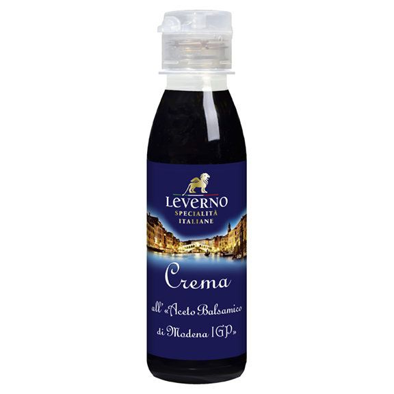 Flasche mit dunkler Flüssigkeit. Aufschrift: Leverno, Spezialität, Creme all'Aceto Balsamico di Modena IGP. Mit Ausgießer.