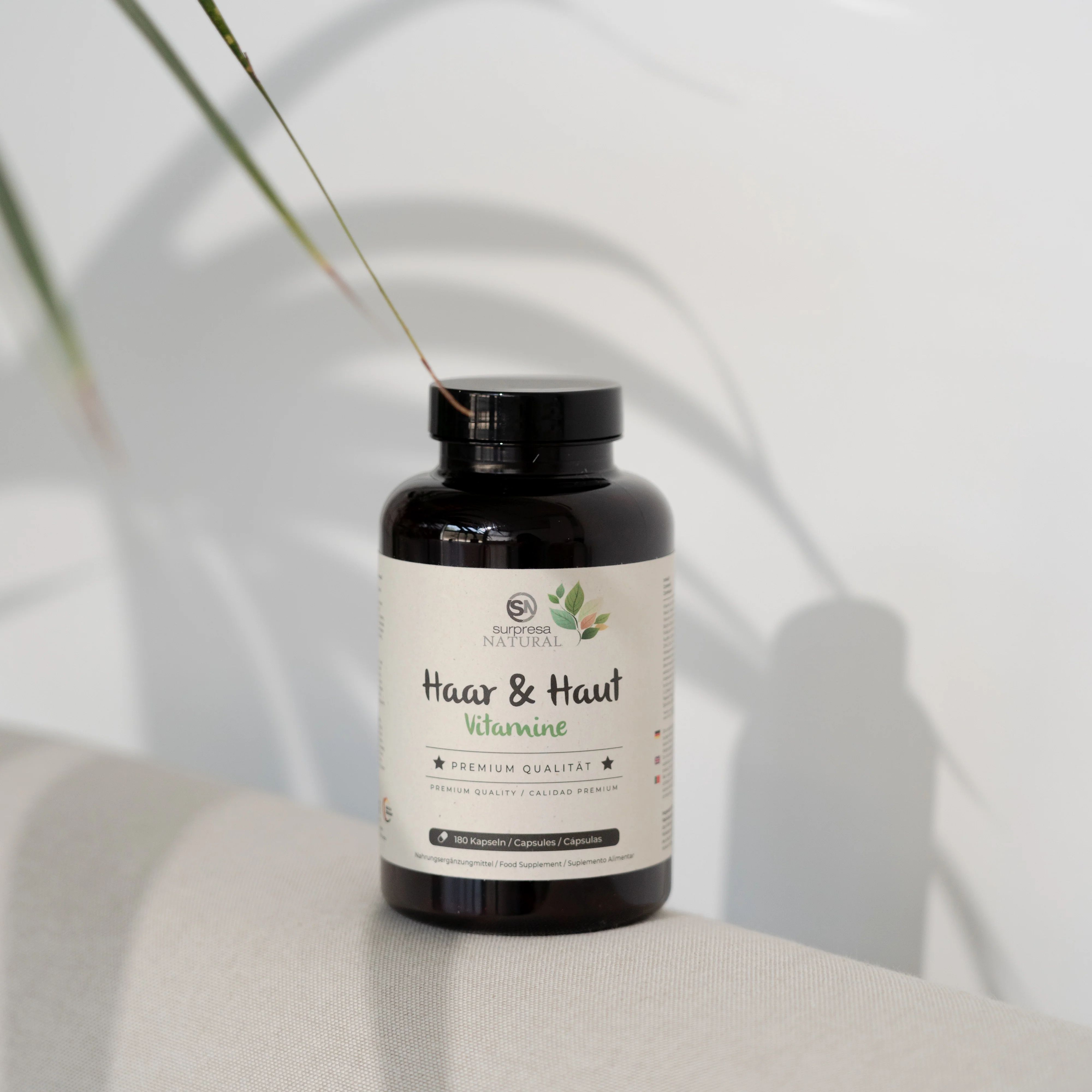 Braune Flasche mit Etikett. Aufschrift: Surpresa Natural Haar & Haut Vitamine. Premium Qualität. 180 Kapseln.