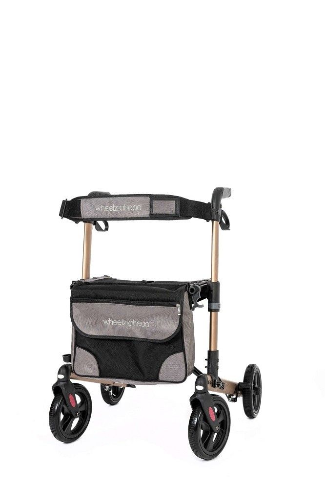 Rollator mit schwarzem Rahmen, grauer Tasche und Rädern. Auf der Tasche und dem Gurt steht "wheelz ahead".