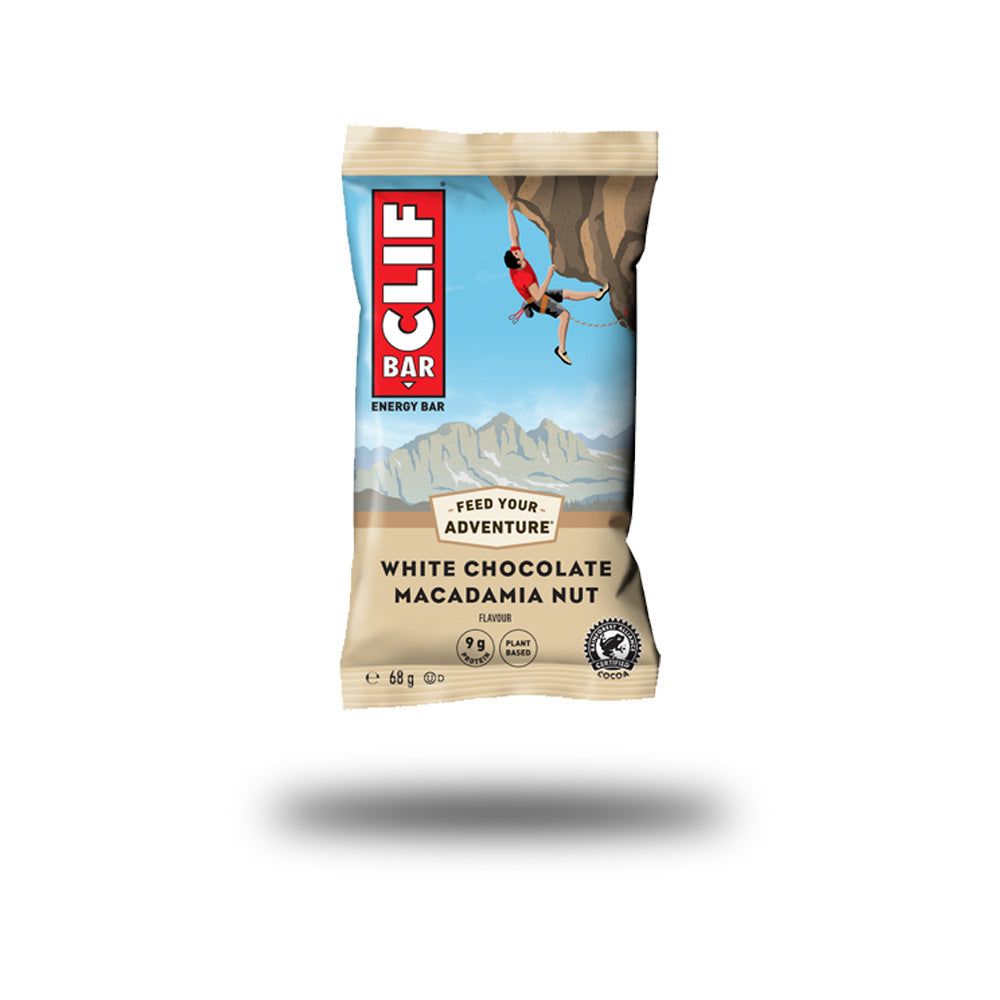 Verpackung mit CLIF BAR Energy Bar. Aufschrift: White Chocolate Macadamia Nut. Abbildung eines Kletterers.