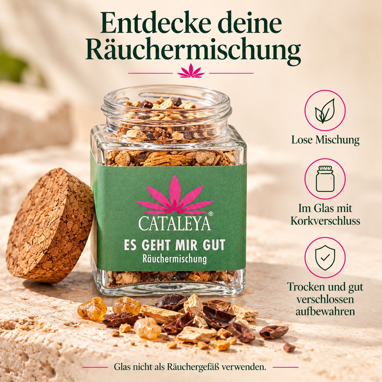 CATALEYA Räuchermischung im Glas, neben Korkverschluss und verstreuten Kräutern.