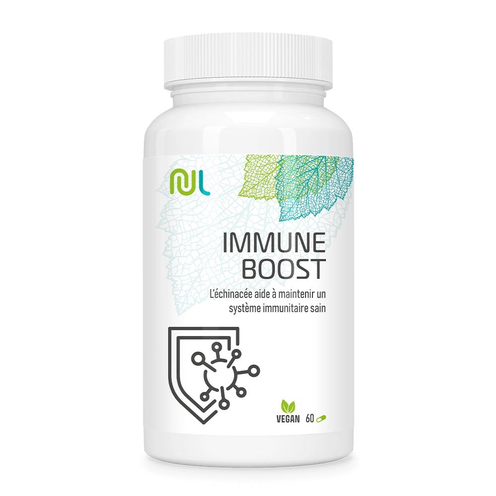 Weiße Flasche mit Kapseln. Aufschrift: Immune Boost, Vegan 60. Logo und Blätter-Design.