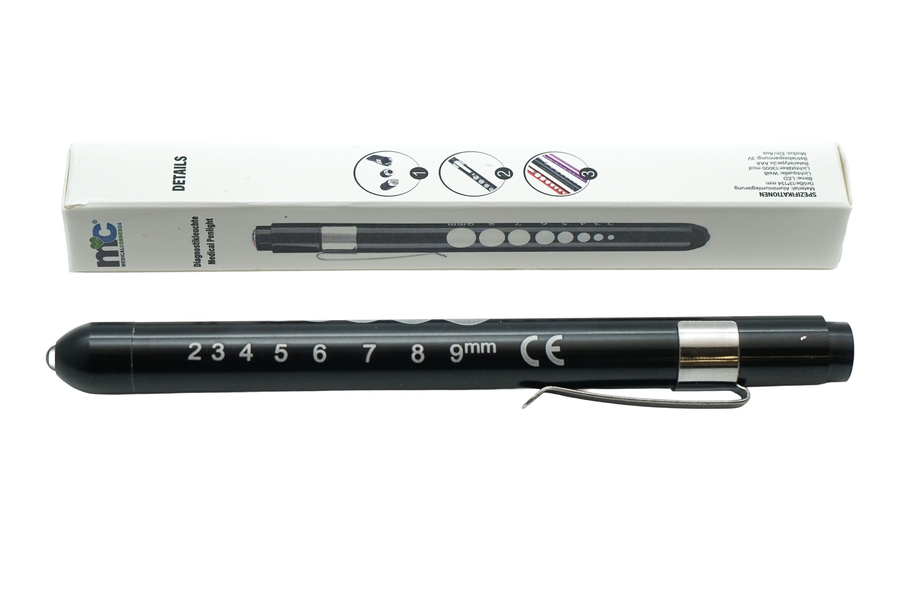 Diagnostikleuchte und Verpackung. Schwarzes Gehäuse mit Skala, Knöpfen und Clip. CE-Kennzeichnung. Weiße Verpackung.