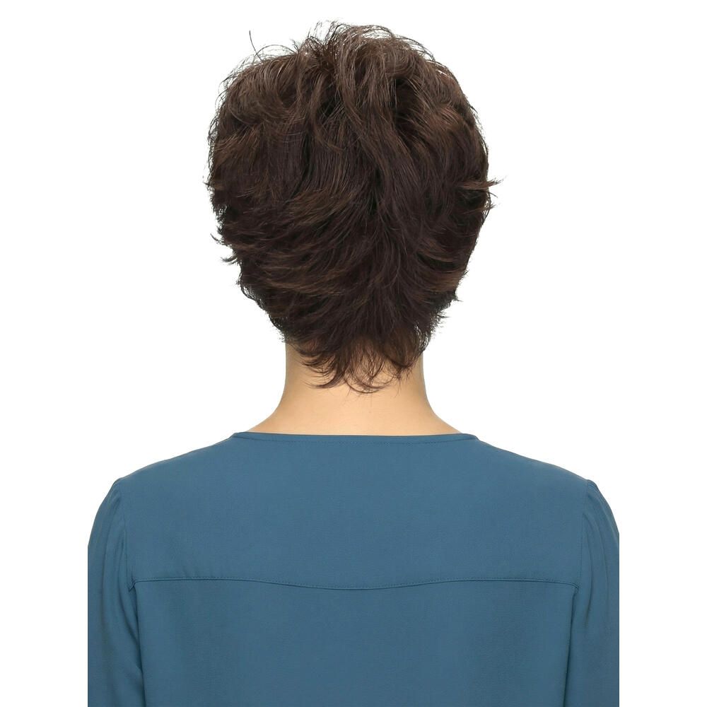 Rückansicht einer braunen Kurzhaarperücke. Die Haare sind gestuft und fallen locker.