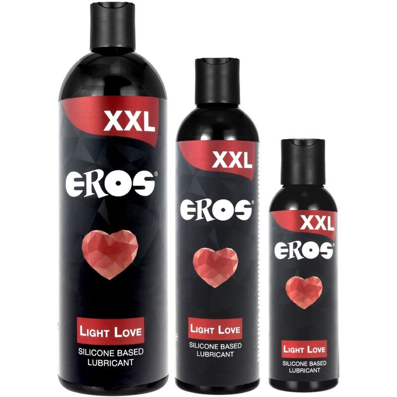 Drei Flaschen mit schwarzem Etikett. Aufschrift: EROS, XXL, Light Love. Roter Herz- und Schriftzug. Verschiedene Größen.