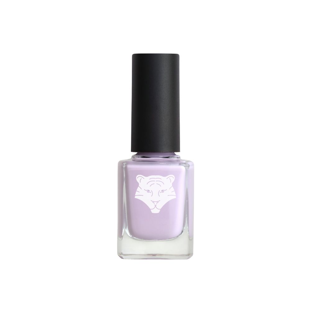 Flasche Nagellack mit schwarzem Deckel. Helllila Inhalt. Weißes Tigerlogo auf der Vorderseite. Klare Glasflasche.