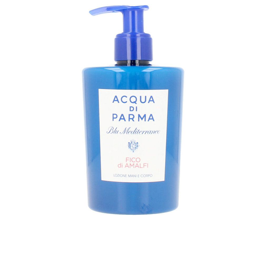 Blaue Flasche mit Pumpverschluss. Weißes Etikett mit Text: Acqua di Parma, Blu Mediterraneo, Fico di Amalfi. Hand- und Körperlotion.