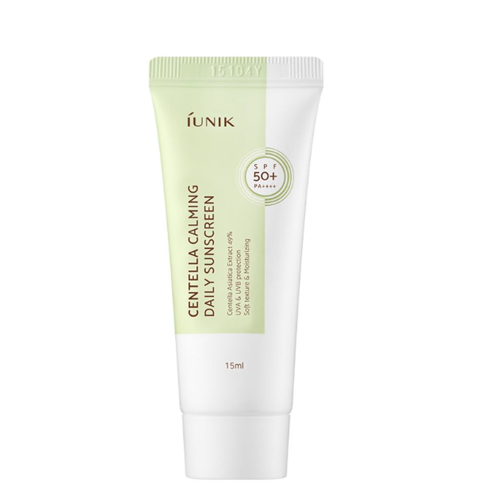 Weiße Tube mit grünen Akzenten. Aufschrift: ÍUNIK, Centella Calming Daily Sunscreen, SPF 50+. Volumen: 15ml.