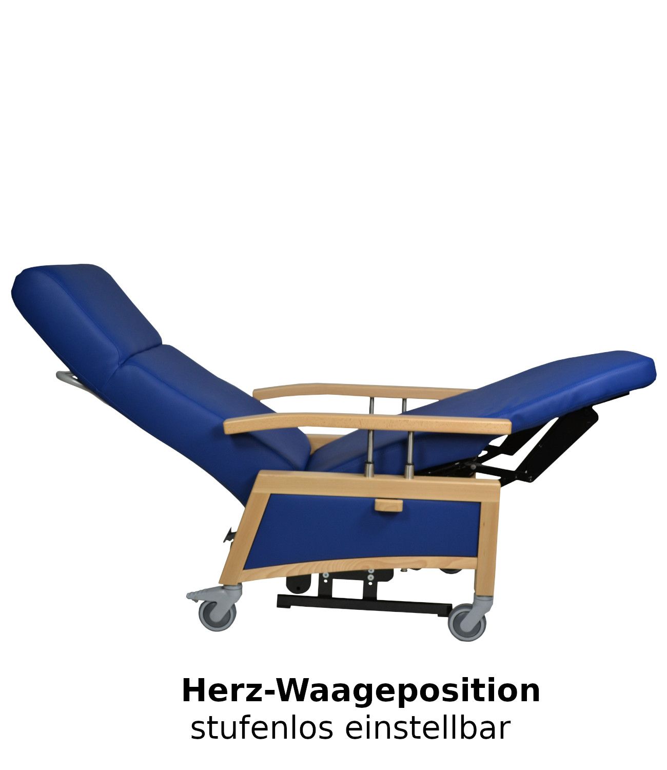 Blauer Pflegesessel mit Holzarmlehnen und Rollen in Herz-Waageposition. Text: Herz-Waageposition stufenlos einstellbar.