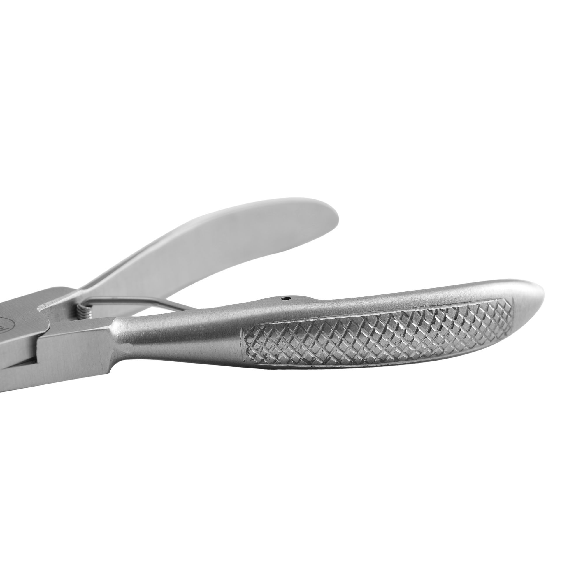 Detailansicht der Fußnagelzange. Gebogener Griff mit Riffelung. Metalloberfläche. Nahaufnahme.
