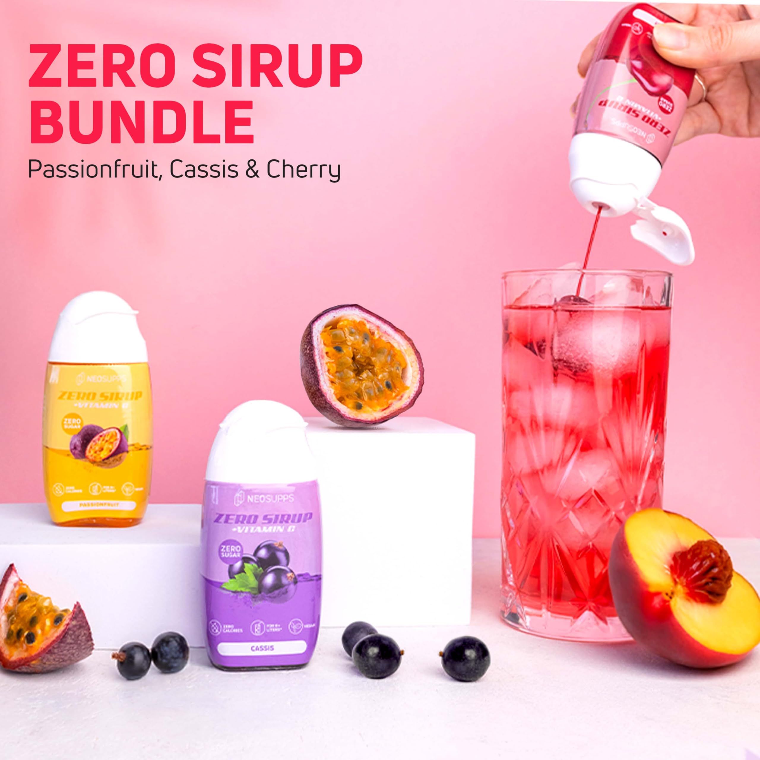 Sirup-Bundle mit drei Flaschen. Eine Flasche gießt Sirup in ein Glas. Früchte: Maracuja, Johannisbeere, Kirsche.