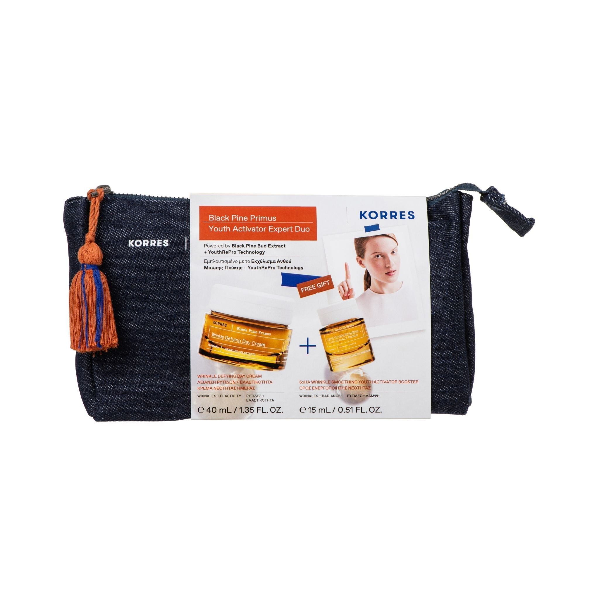 Dunkelblaue Kosmetiktasche mit Reißverschluss und Quaste. Enthält zwei Tiegel und eine Produktverpackung mit Text und Logo von KORRES.